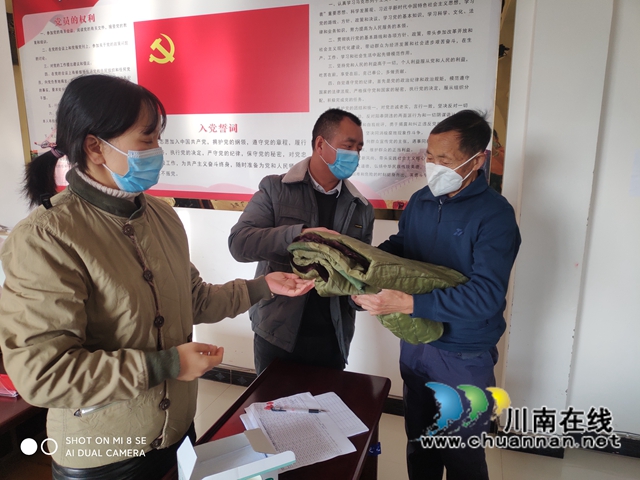 泸县云龙镇：持续做好御寒物资发放，确保困难群众温暖过冬(图1)