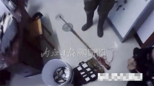 立为刑案！资中两男子下河电鱼当场被抓(图2)