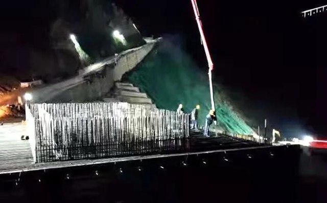 新进展！古金高速全线首个高墩桩基承台完成浇筑(图2)