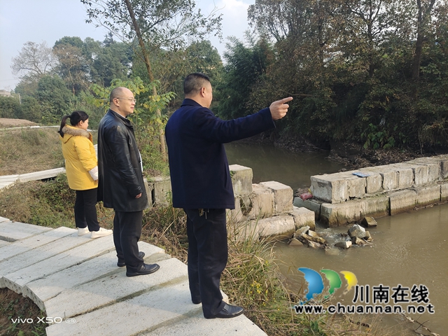 泸县立石镇：落实河长制工作，开展巡河检查(图1)