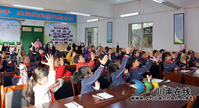 法在身边,法育未来!纳溪民盟开展12.4宪法日送法进校园活动(图2) 法在身边,法育未来!纳溪民盟开展12.4宪法日送法进校园活动(图2)