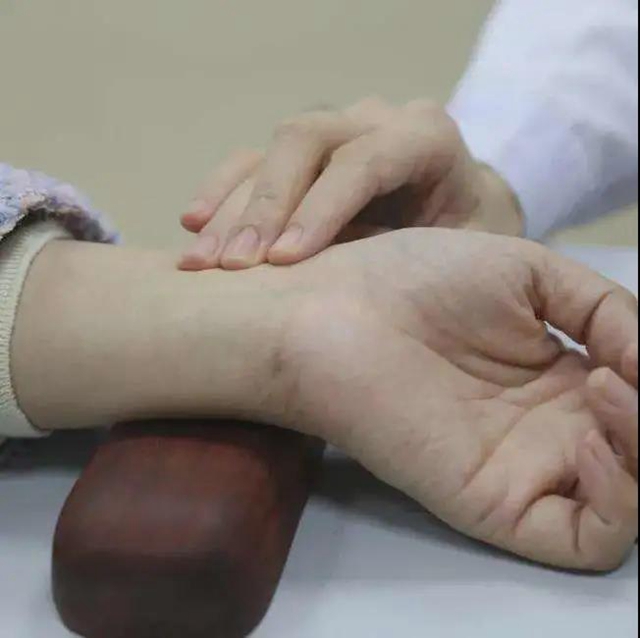 【关注】婆婆背“定时炸弹”苦活10年，现在麻将打得嗨！(图2)