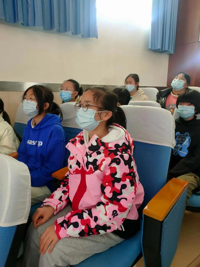 泸州十八中特邀龙马潭区莲花池街道派出所副所长罗庆东作法治讲座(图5)