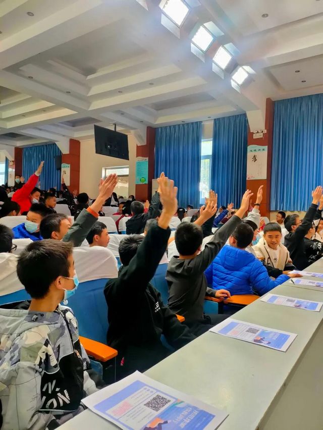 泸州十八中特邀龙马潭区莲花池街道派出所副所长罗庆东作法治讲座(图6)