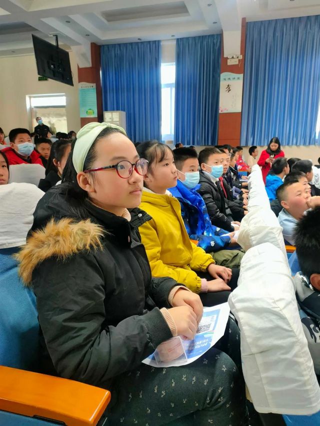 泸州十八中特邀龙马潭区莲花池街道派出所副所长罗庆东作法治讲座(图4)