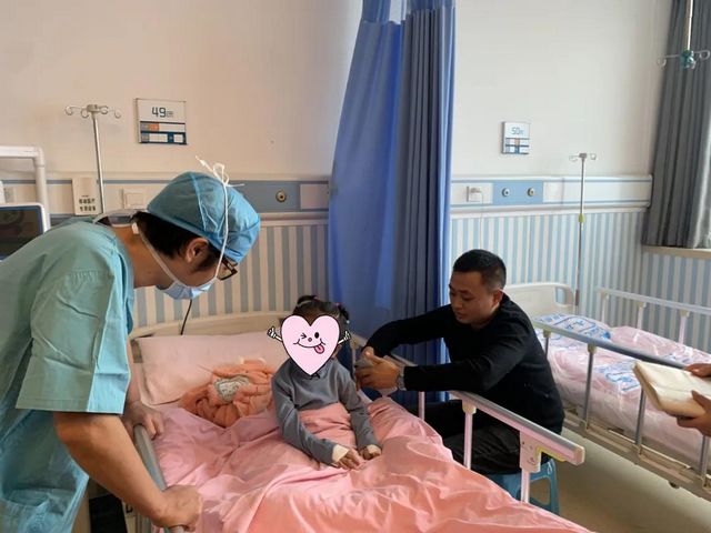 泸州：孩子分开的手指终于合上了，父亲笑了！