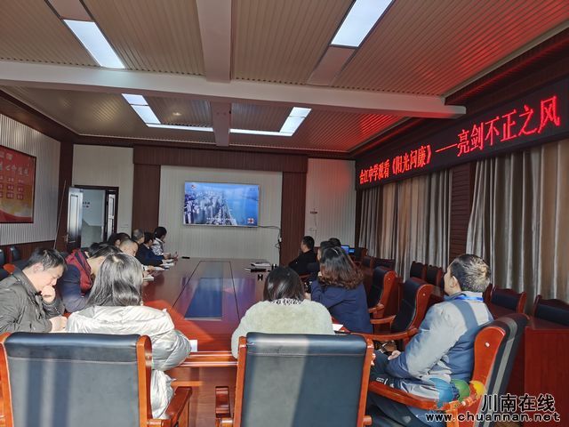 合江中学集中观看《阳光问廉》节目(图3)