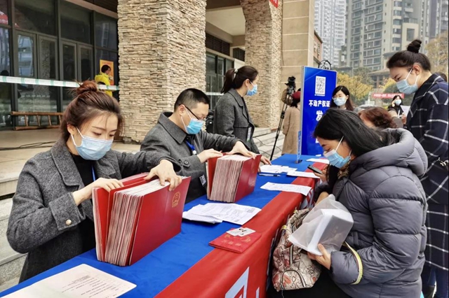 泸州：把房产证“送”进小区，让群众心里踏实了(图2)