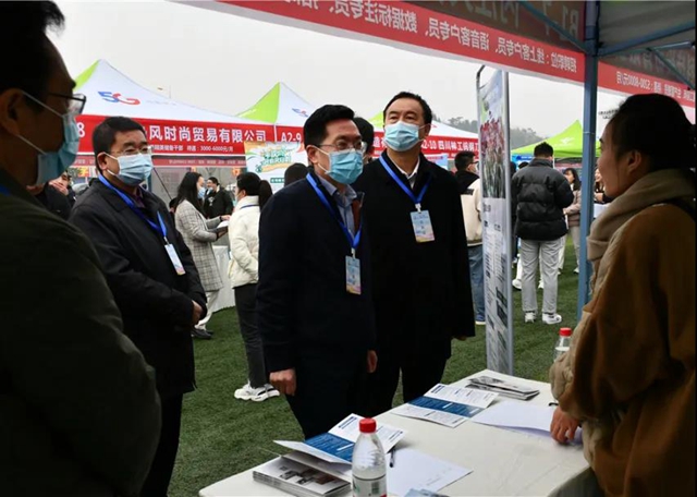 2700余人达成初步就业意向!内江这场大型双选会相当及时(图4) 2700余人达成初步就业意向!内江这场大型双选会相当及时(图4)