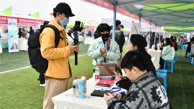 2700余人达成初步就业意向!内江这场大型双选会相当及时(图6) 2700余人达成初步就业意向!内江这场大型双选会相当及时(图6)