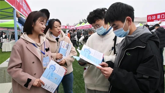 2700余人达成初步就业意向!内江这场大型双选会相当及时(图7) 2700余人达成初步就业意向!内江这场大型双选会相当及时(图7)