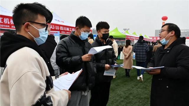 2700余人达成初步就业意向!内江这场大型双选会相当及时(图8) 2700余人达成初步就业意向!内江这场大型双选会相当及时(图8)