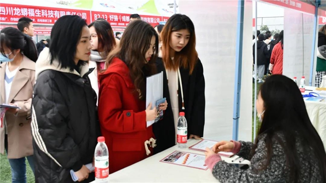 2700余人达成初步就业意向!内江这场大型双选会相当及时(图9) 2700余人达成初步就业意向!内江这场大型双选会相当及时(图9)