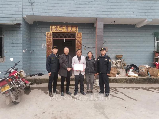 自觉保护“大怪鱼”,内江两名爱心人士获颁荣誉证书(图2) 自觉保护“大怪鱼”,内江两名爱心人士获颁荣誉证书(图2)