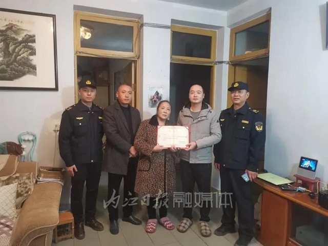 自觉保护“大怪鱼”，内江两名爱心人士获颁荣誉证书