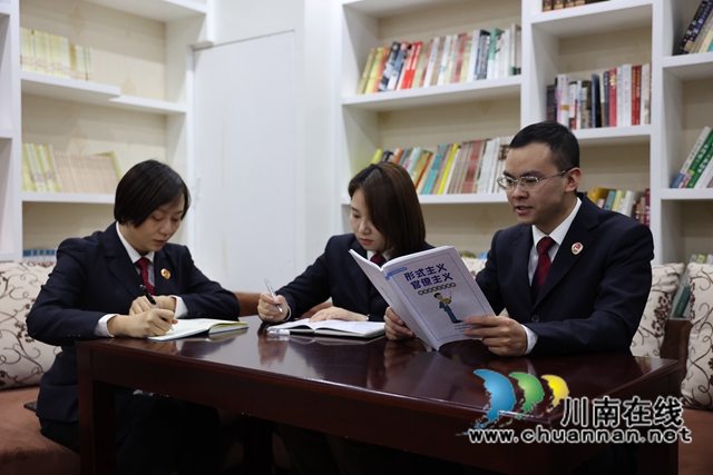 想画什么就画什么！泸州“草根画家”心里装着“大舞台”(图2)