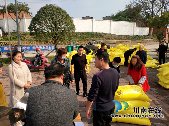 宜宾南溪区长兴镇：免费发放农资助力冬种(图1)