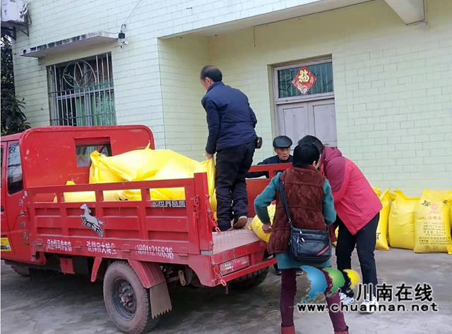 宜宾南溪区长兴镇：免费发放农资助力冬种(图2)