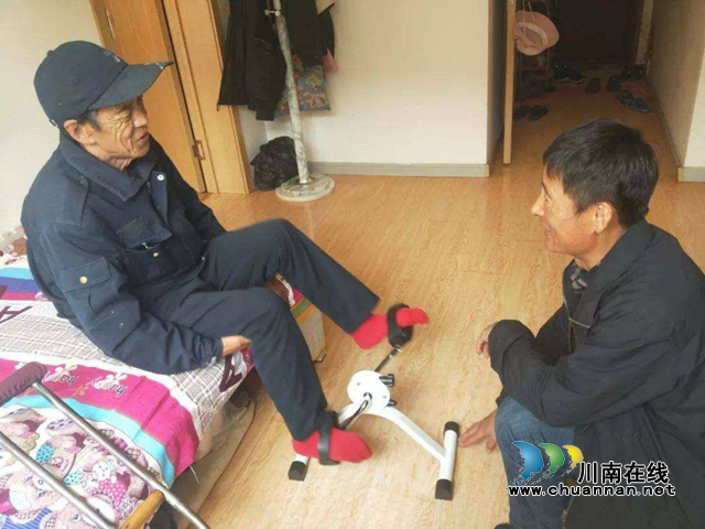 宜宾南溪区长兴镇为残疾人发放康复健身器材(图1)