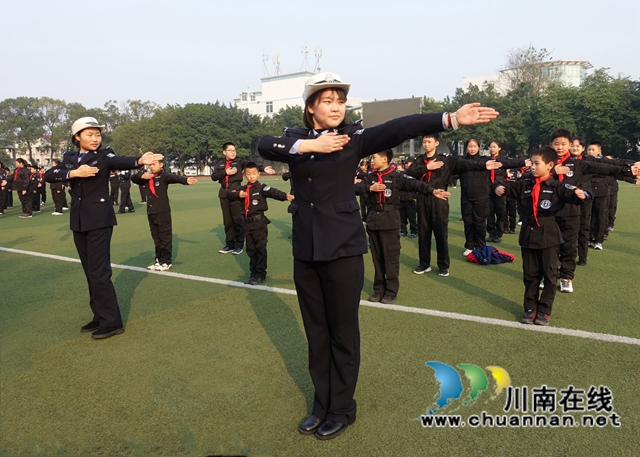 泸州:走进川警院,少年警校学员学当小交警(图1) 泸州:走进川警院,少年警校学员学当小交警(图1)