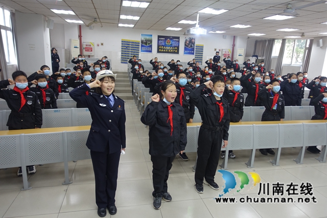 泸州：走进川警院，少年警校学员学当小交警(图8)