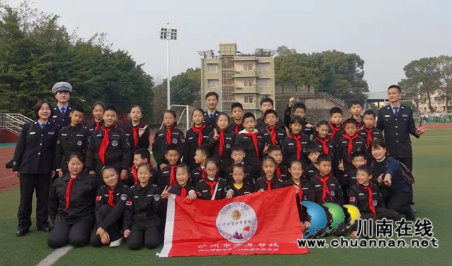 泸州:走进川警院,少年警校学员学当小交警(图2) 泸州:走进川警院,少年警校学员学当小交警(图2)