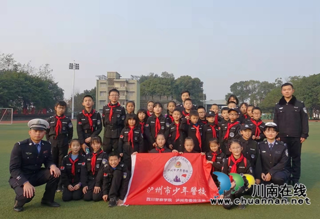 泸州:走进川警院,少年警校学员学当小交警(图4) 泸州:走进川警院,少年警校学员学当小交警(图4)