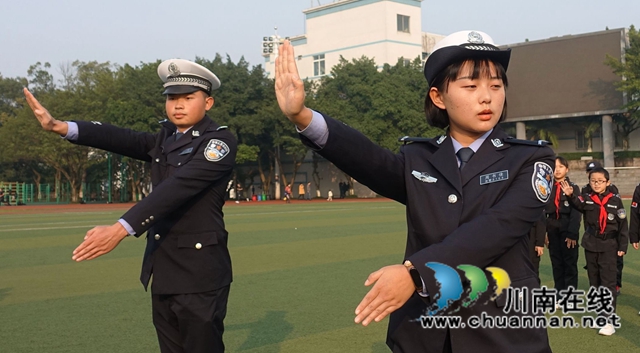 泸州:走进川警院,少年警校学员学当小交警(图11) 泸州:走进川警院,少年警校学员学当小交警(图11)