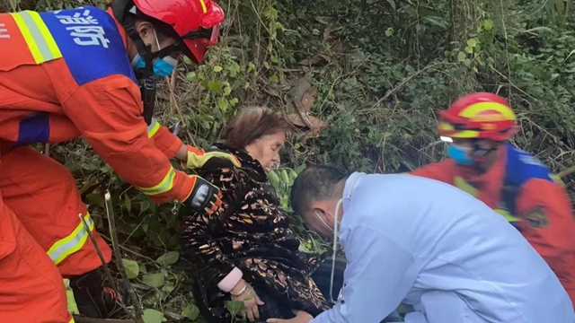 惊险!泸州一七旬老太山上采中草药不慎失足,坠下十余米山崖(图2) 惊险!泸州一七旬老太山上采中草药不慎失足,坠下十余米山崖(图2)