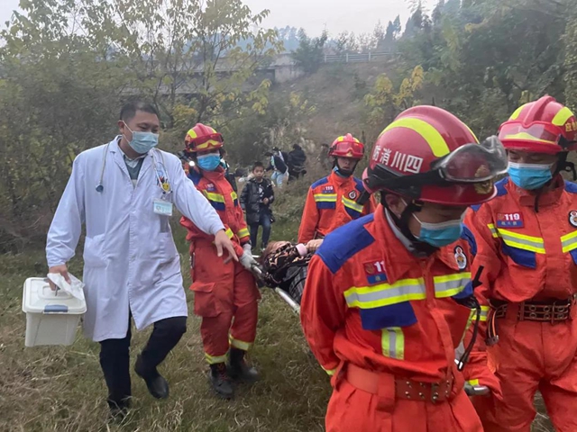 惊险!泸州一七旬老太山上采中草药不慎失足,坠下十余米山崖(图1) 惊险!泸州一七旬老太山上采中草药不慎失足,坠下十余米山崖(图1)