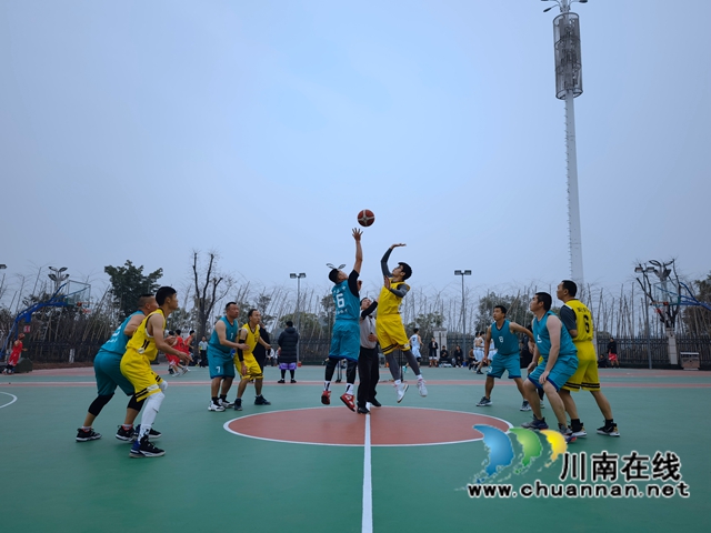 泸县教育和体育局:教职工篮球赛热力“开战”(图2) 泸县教育和体育局:教职工篮球赛热力“开战”(图2)