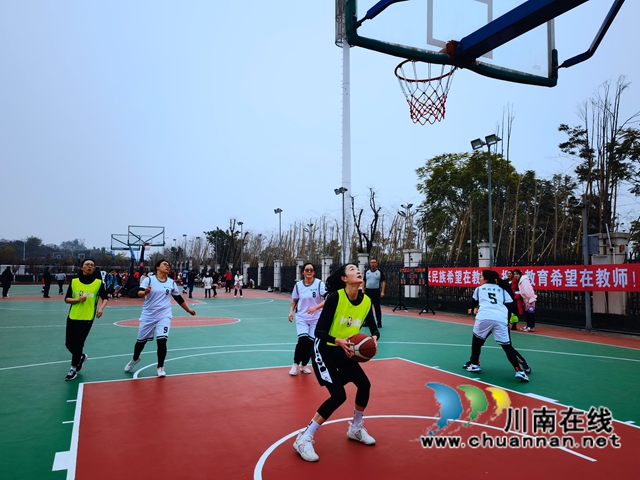 泸县教育和体育局:教职工篮球赛热力“开战”(图4) 泸县教育和体育局:教职工篮球赛热力“开战”(图4)
