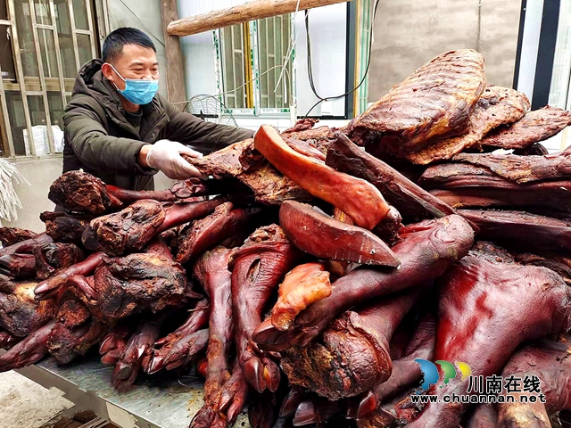 纳溪：支书熏腊肉，“熏”出富民路(图1)