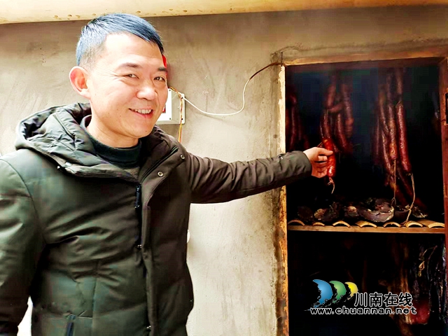 纳溪：支书熏腊肉，“熏”出富民路(图2)