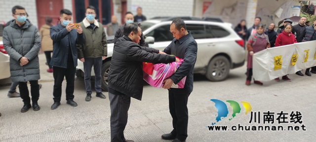 向英雄致敬！古蔺县大寨苗族乡举行散葬烈士墓搬迁送别仪式(图1)