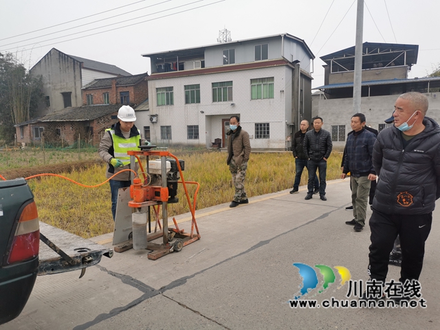 市、县质量检测中心到泸县云龙镇检查道路质量(图1) 市、县质量检测中心到泸县云龙镇检查道路质量(图1)