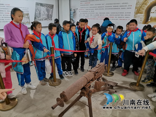 纳溪区天仙镇中心小学开展《铭记历史》研学旅行(图1) 纳溪区天仙镇中心小学开展《铭记历史》研学旅行(图1)