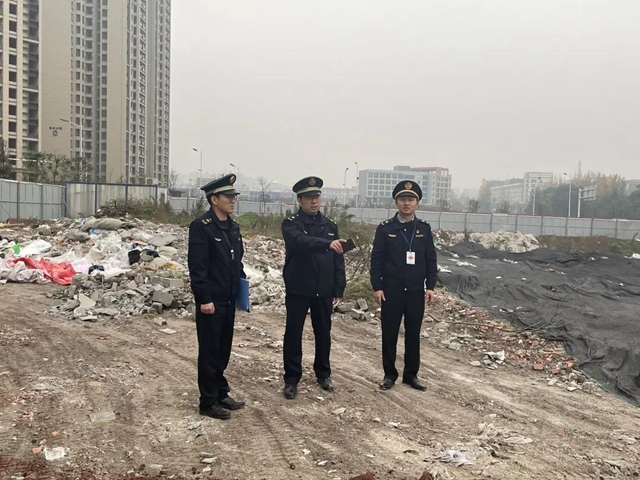 泸州城管全力抑尘降尘做好冬季扬尘污染防治