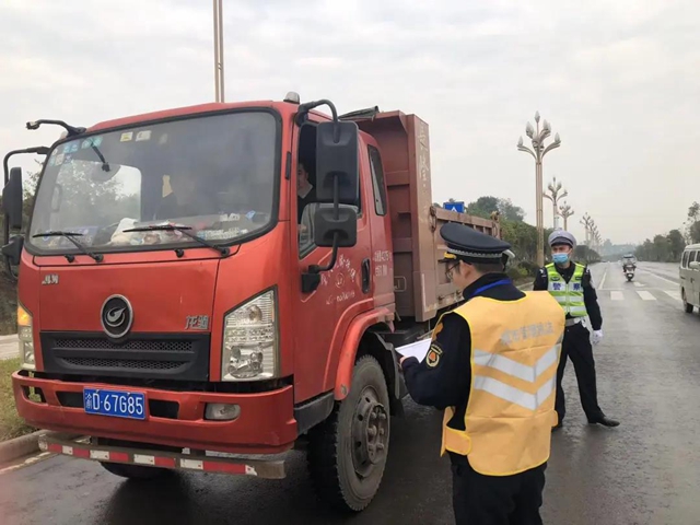 泸州城管全力抑尘降尘做好冬季扬尘污染防治(图2)