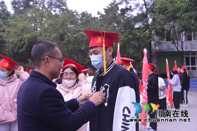 泸县建校举行纪念“12.9运动”86周年活动暨成人礼仪式(图12)