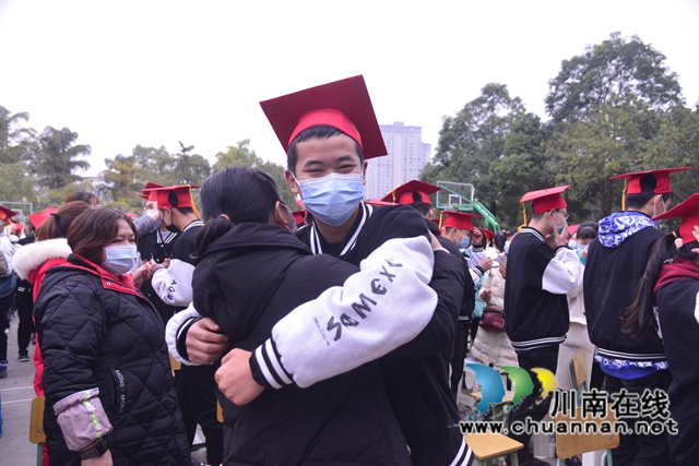 泸县建校举行纪念“12.9运动”86周年活动暨成人礼仪式(图8)