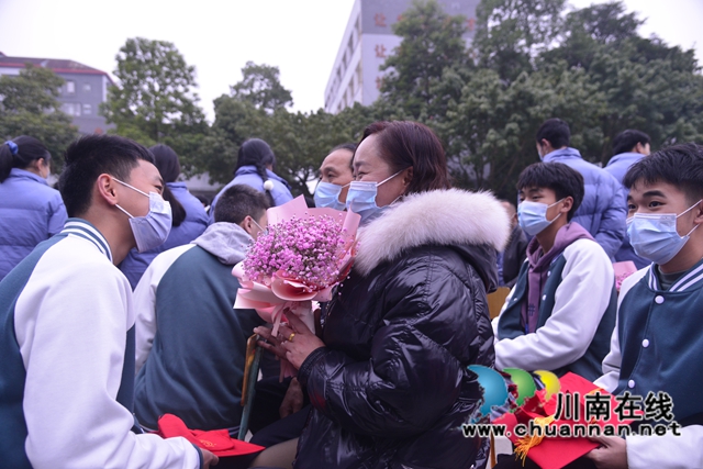 泸县建校举行纪念“12.9运动”86周年活动暨成人礼仪式(图17)