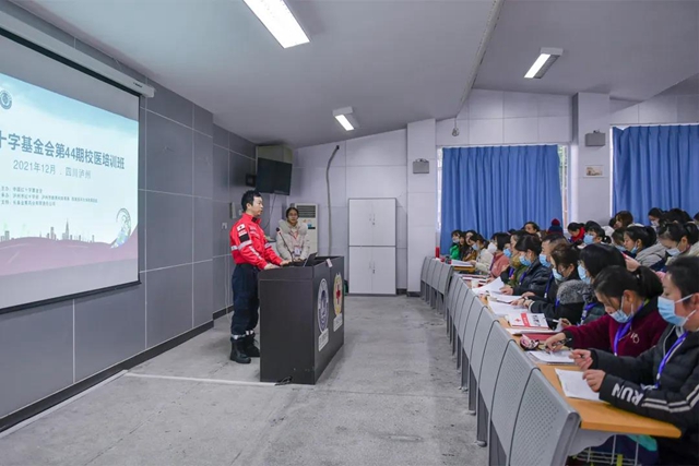 娃娃摔倒了、碰到了……泸州一百余名校医接受救护培训(图2)