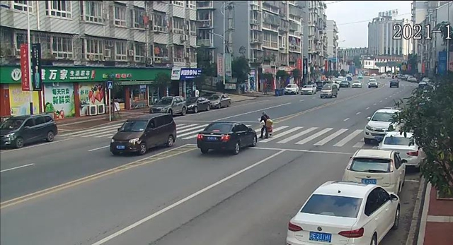 泸州：斑马线上的车祸，都是高跟鞋的错！(图2)
