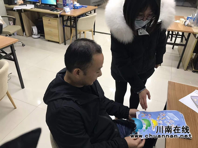 龙马潭区小市街道上大街社区：多举措做好四川农民工服务平台宣传推广(图1)