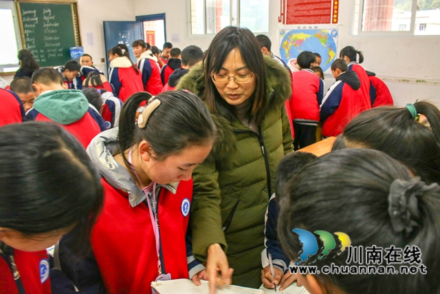 泸州民盟“教育烛光行动”走进山区学校(图1)