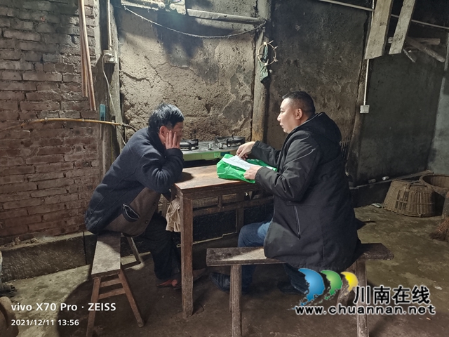 泸县云龙镇：走访慰问脱贫户，精准帮扶暖人心(图1)