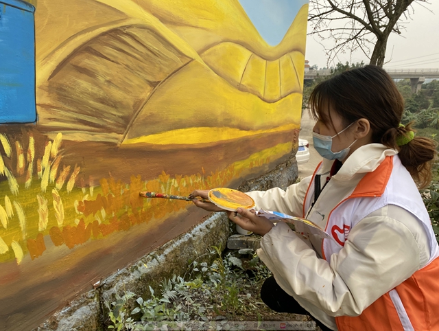 龙马潭：团团巧手彩绘乡村院墙，志愿服务助力乡村振兴(图2)