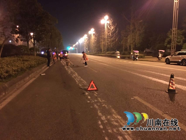 泸县：路面油污成“拦路虎” ，环卫工人快速处置(图2)