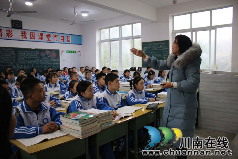 民盟泸州市委“农村教育烛光行动”走进叙永县天池中学(图3)